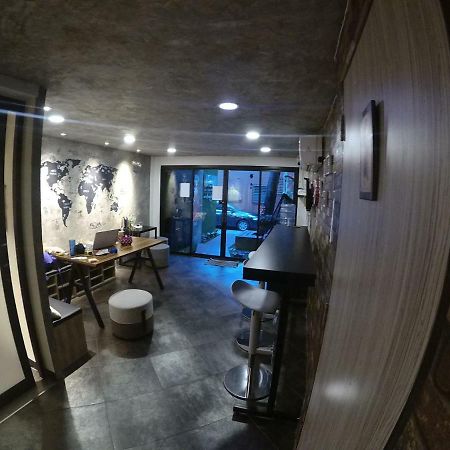 בנגקוק Badu Sukhumvit Dormitory מראה חיצוני תמונה