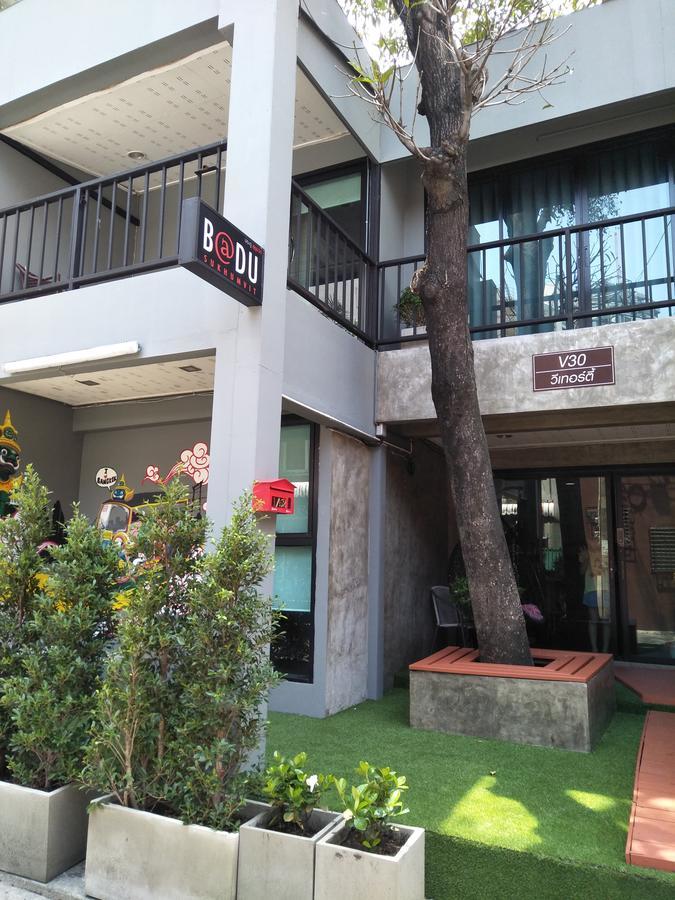 בנגקוק Badu Sukhumvit Dormitory מראה חיצוני תמונה