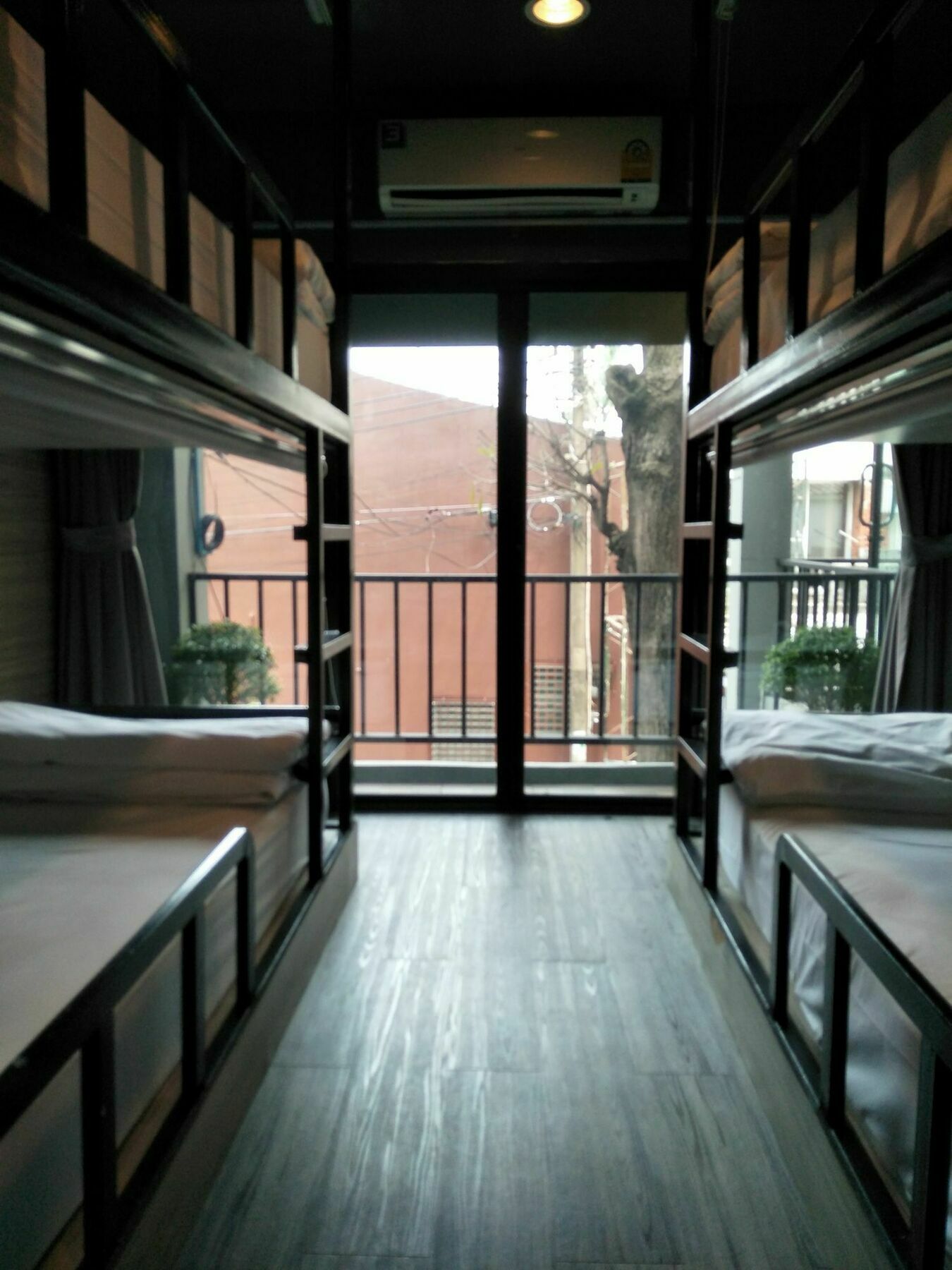 בנגקוק Badu Sukhumvit Dormitory מראה חיצוני תמונה