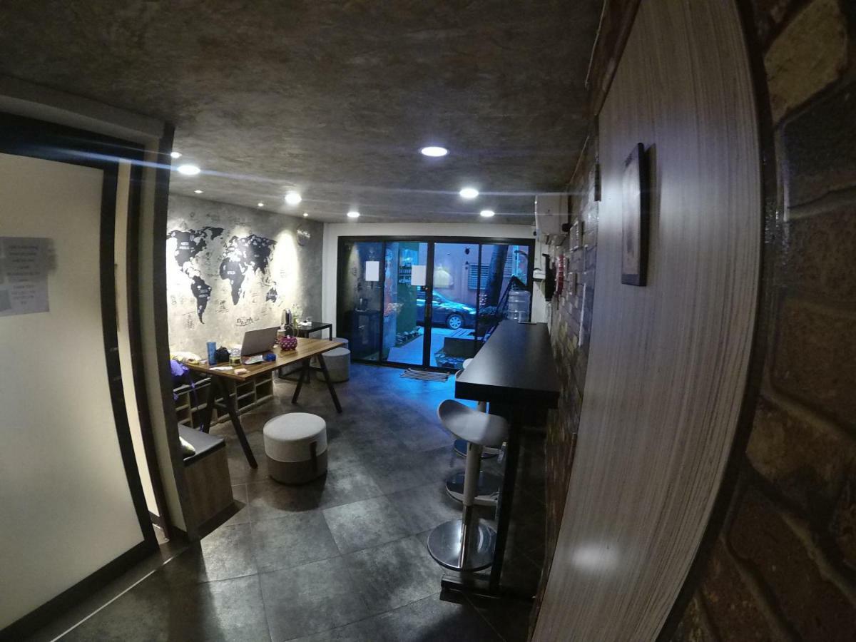 בנגקוק Badu Sukhumvit Dormitory מראה חיצוני תמונה