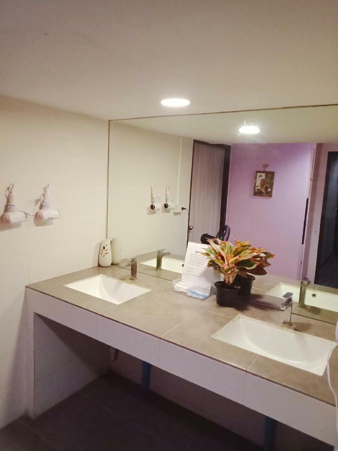 בנגקוק Badu Sukhumvit Dormitory מראה חיצוני תמונה